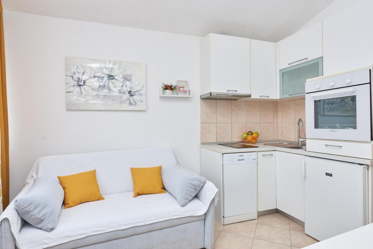 Apartments Lumi Рогозница Экстерьер фото