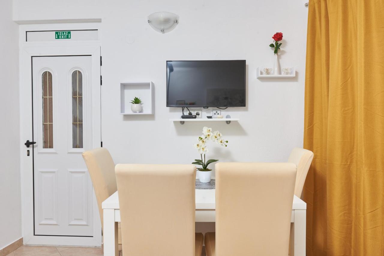 Apartments Lumi Рогозница Экстерьер фото