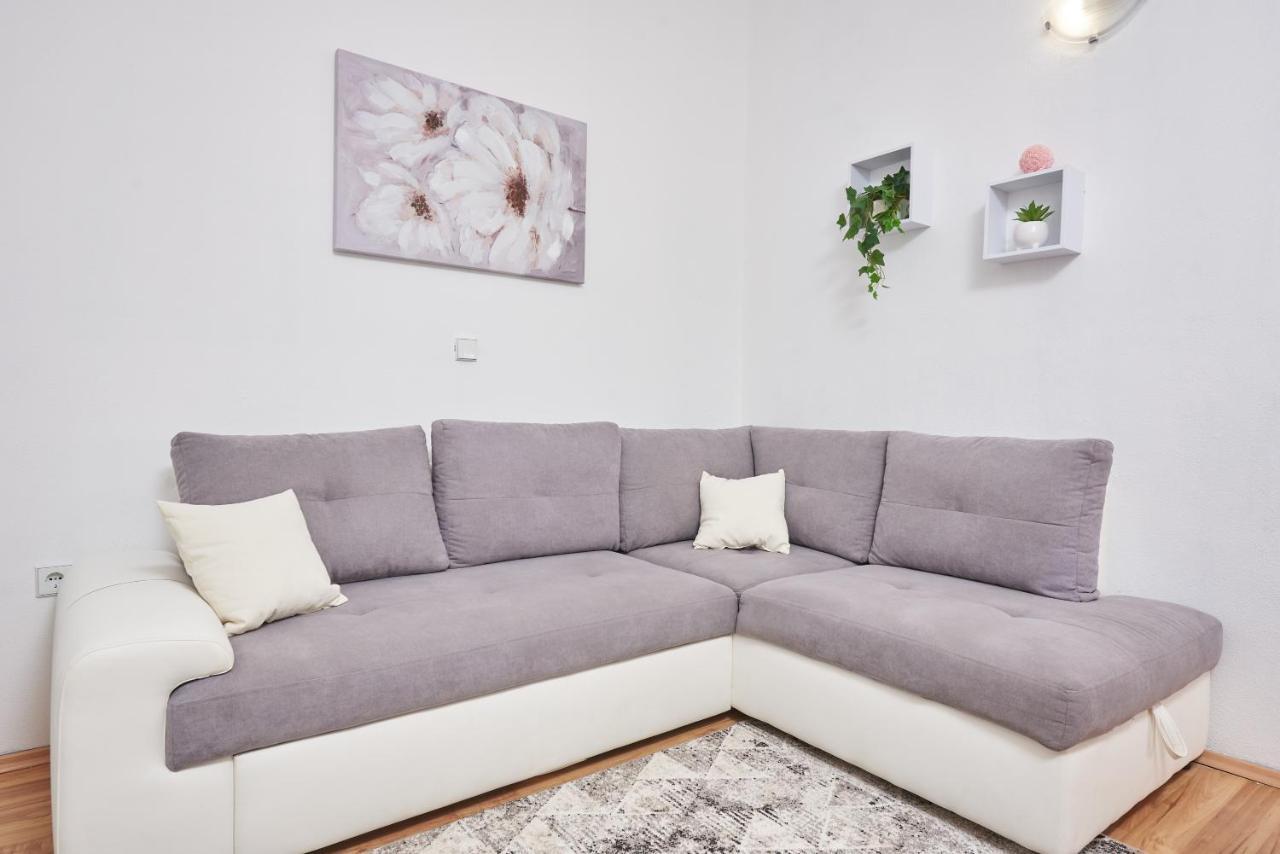 Apartments Lumi Рогозница Экстерьер фото