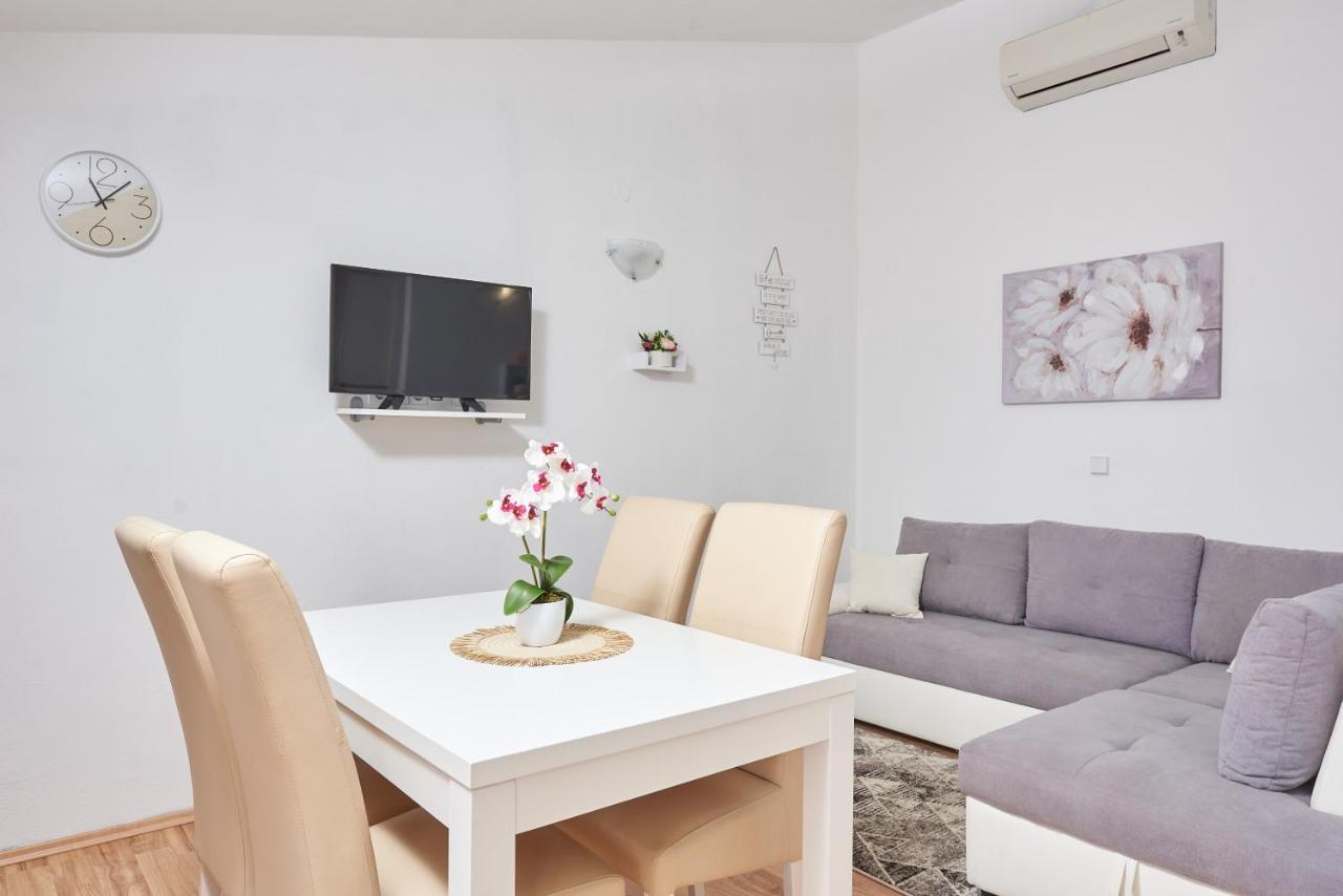 Apartments Lumi Рогозница Экстерьер фото
