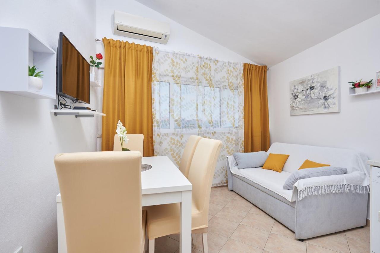 Apartments Lumi Рогозница Экстерьер фото