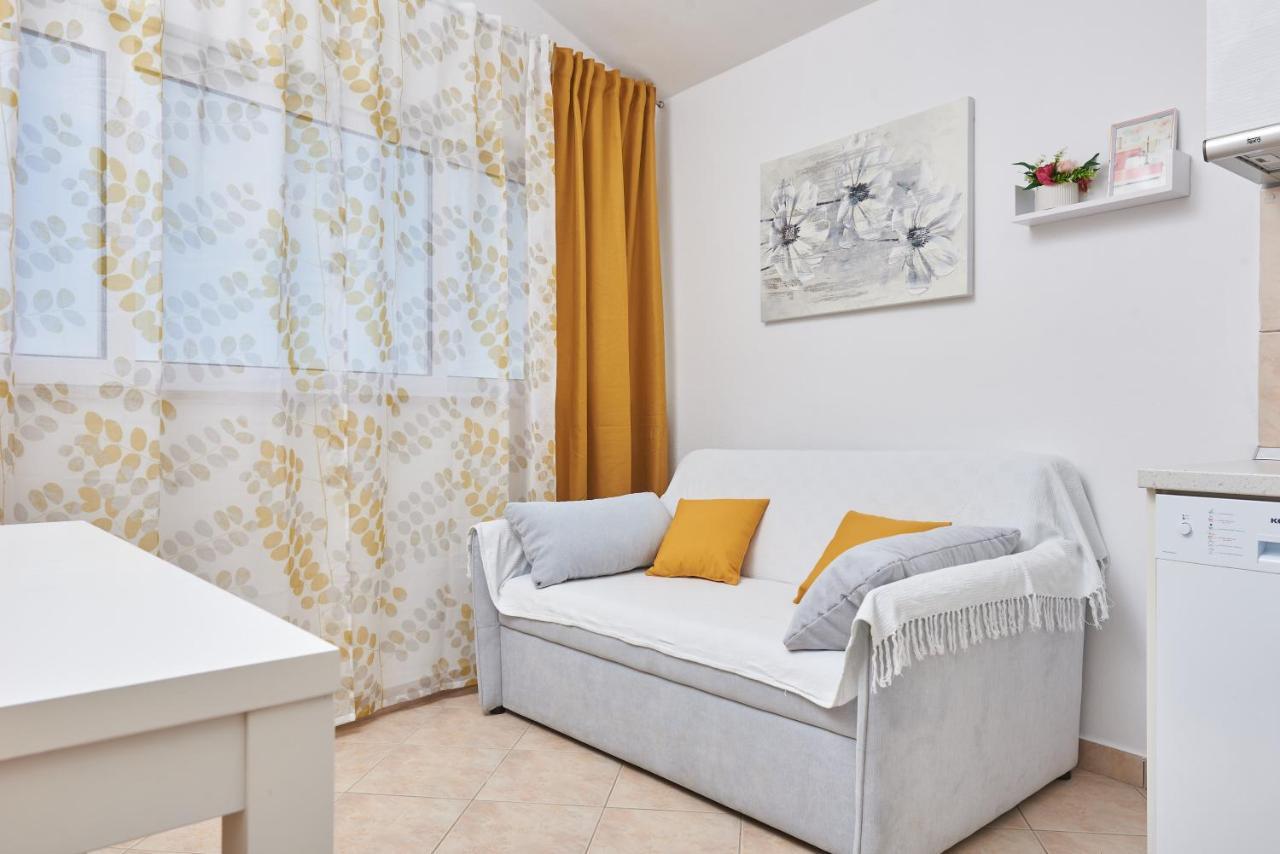 Apartments Lumi Рогозница Экстерьер фото
